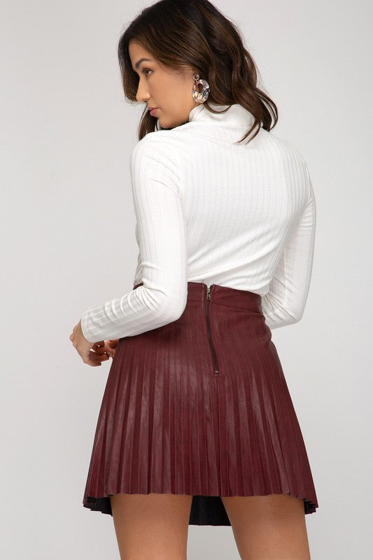THE RYDER FAUX LEATHER PLEATED MINI SKIRT - WINE